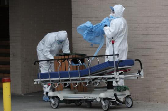 纽约医护人员处理疑似感染者尸体后,竟将防护用具扔进街边垃圾桶处